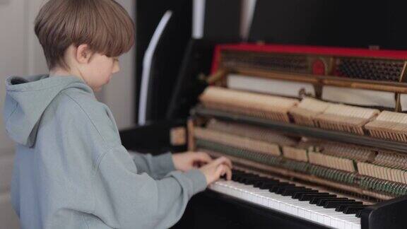 小学生弹钢琴