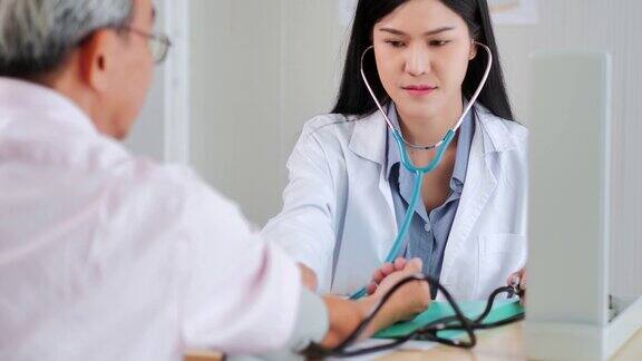 亚洲年轻女医生在医院为亚洲老年男性检查心脏以预防冠状病毒或新冠肺炎流行老年人医疗保健、医疗、护理、护理、退休、志愿者、生活方式、医疗保健和医药、冠状病毒或Covid-19