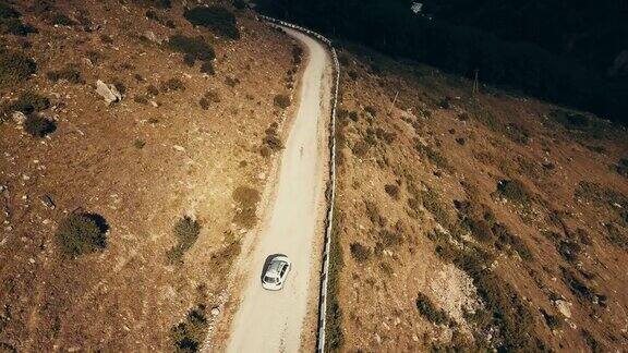 从上面看白色汽车在蜿蜒的山路上行驶