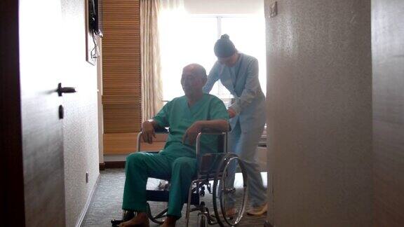护士用轮椅推着病人进病房