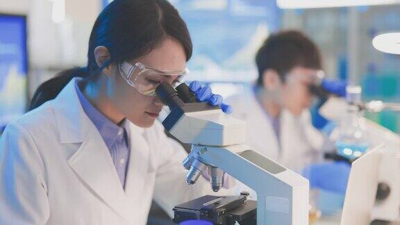 亚洲科学家使用显微镜