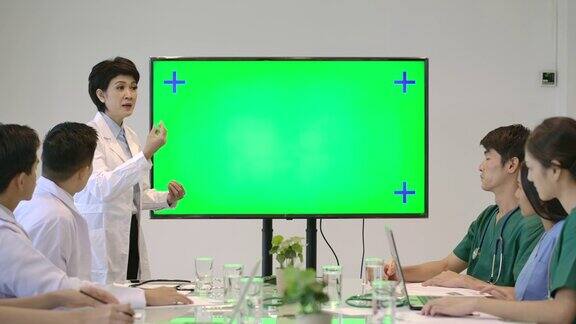 4K医疗研究团队在开会医生在医院视频会议上用绿屏显示器做演示