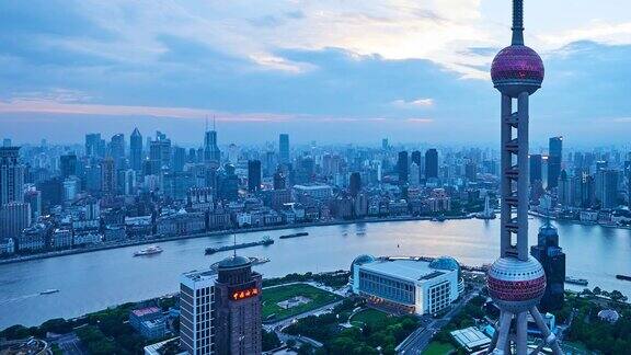 4K:上海东方明珠塔和城市景观从白天到夜晚的时间流逝中国