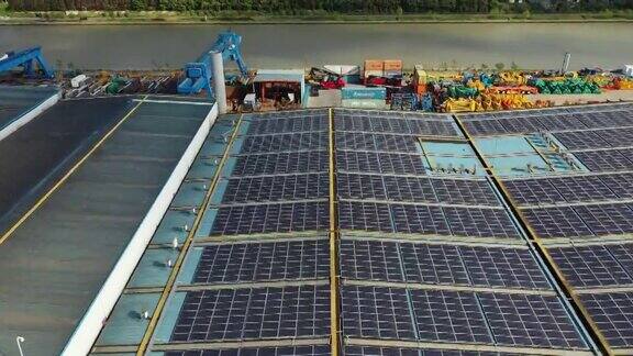 实时鸟瞰安装在工厂屋顶的太阳能电池板