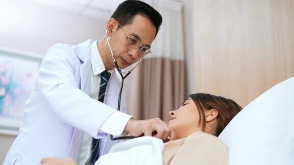 亚洲医生在医院检查病人