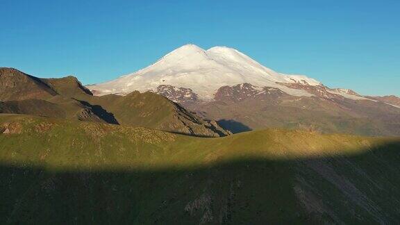 日出的厄尔布鲁士山高加索山脉