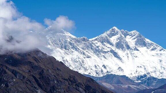 Lhotse8516米山是世界第四高峰珠穆朗玛峰隐藏在左边的云里酒店珠穆朗玛峰观景台尼泊尔纳姆切集市附近的珠穆朗玛峰大本营路线