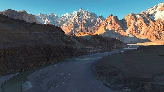 春季喀喇昆仑公路沿线喜马拉雅山脉帕苏山脉和罕萨河鸟瞰图巴基斯坦北部