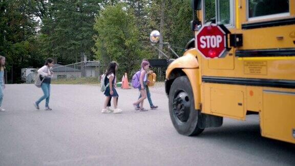学生们穿过马路走向校车