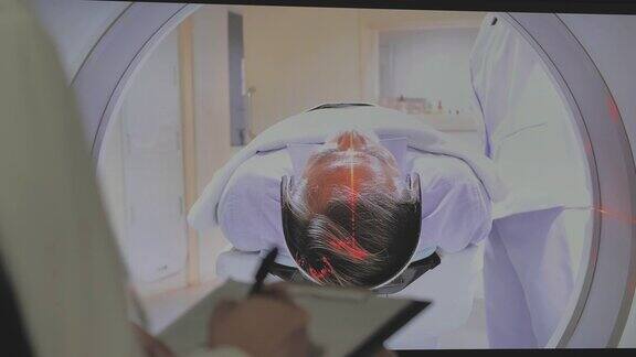 亚洲女医生与卫生保健工作人员观察在扫描室在一个新的现代治疗医院由资深男性患者扫描MRICT扫描仪程序磁共振检查