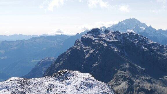 空中显示惊人的Valmalenco山脉和意大利北部的CimaFontana高峰