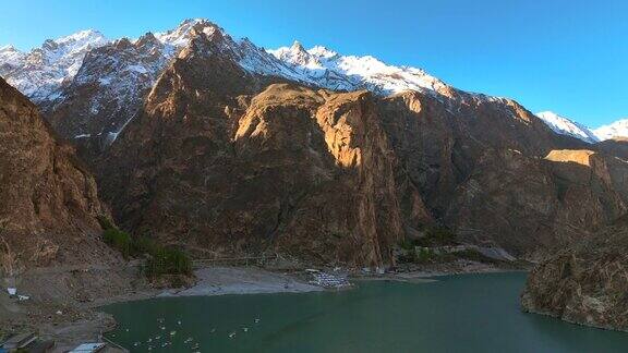 巴基斯坦北部喀喇昆仑山脉阿塔巴特湖的鸟瞰图
