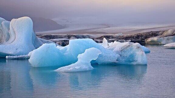 冰山漂浮在Jokulsarlon泻湖上