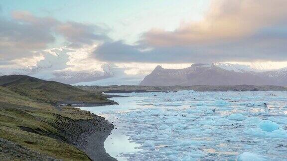 延时:Vatnajokull和Fjallsrlon冰川Jokulsarlon礁湖冰岛日出