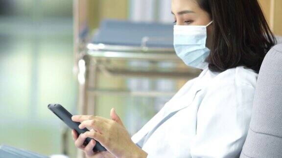 护士使用智能手机
