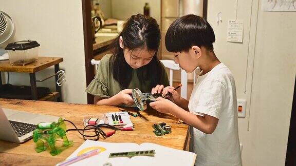 小学男孩和女孩从事编码和机器人