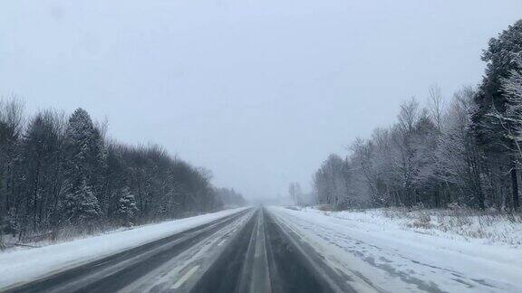 冬季在高速公路上行驶的观点