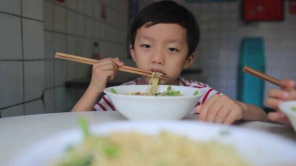 孩子们吃午餐