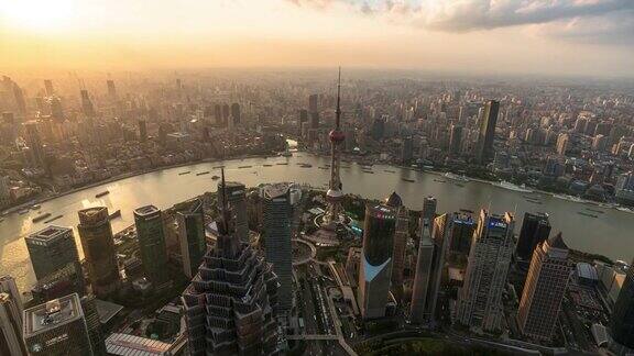 4K时间推移:空中全景日落上海陆家嘴地区摩天大楼外滩和黄浦江在上海中国