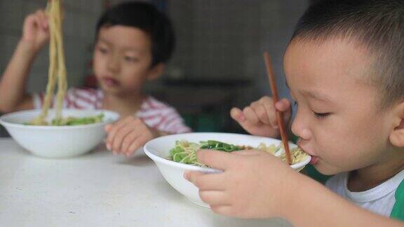 孩子们吃午餐