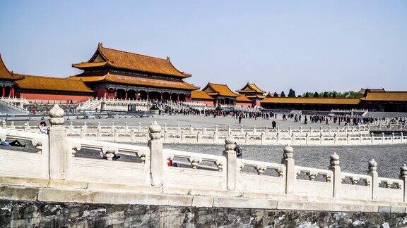 拥挤的游客在中国北京的紫禁城中徘徊