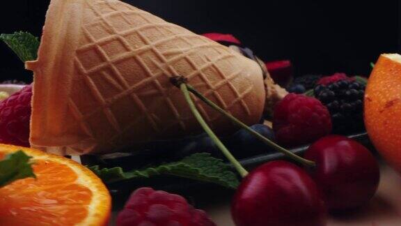 桌子上美味的浆果和水果冰淇淋球的特写微距摄影有不同口味和浆果的冰淇淋球