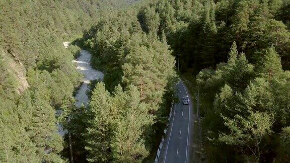 从上面看美丽的景色沿着绿色的森林到山脉的道路行驶