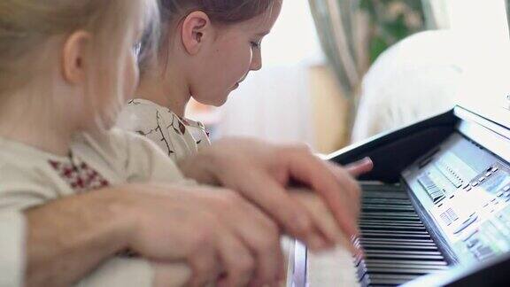 小男孩和妹妹在弹钢琴