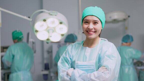 女外科医生对你微笑