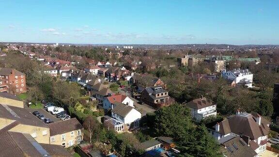 全景轨道拍摄的一个和平的居住英国社区伦敦空中