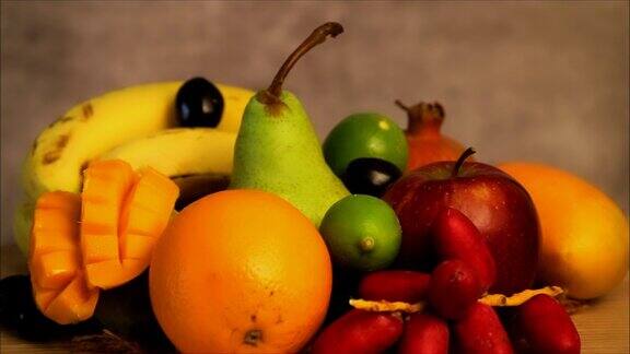 新鲜水果丰富多彩的背景健康的天然维生素营养多种新鲜水果混合在一起