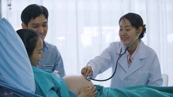 医生用听诊器检查孕妇