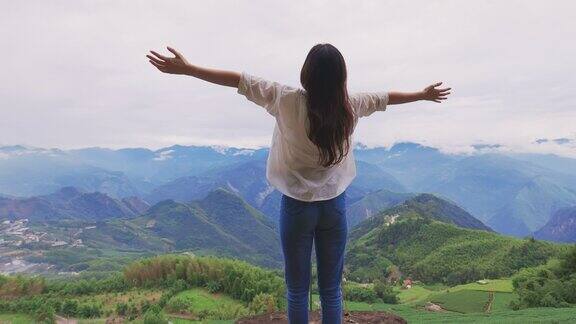 女旅人站在山顶