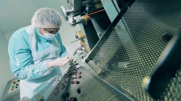 工厂工人正在密切注视新生产的药片