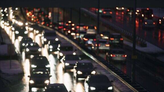 晚上高速公路上交通拥挤