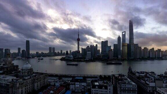 4K时间推移的上海和城市景观在日出