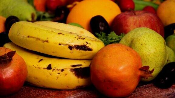 各种多汁水果:苹果、芒果、蓝莓、香蕉、枣、梨等
