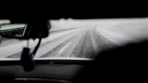 公路上有雪危险驾驶