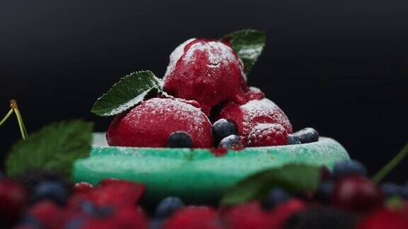 草莓冰淇淋装在瓷碗里放在大理石砧板上黑暗的背景甜品广告理念
