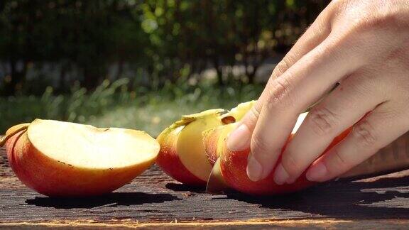用锋利的菜刀切健康的苹果