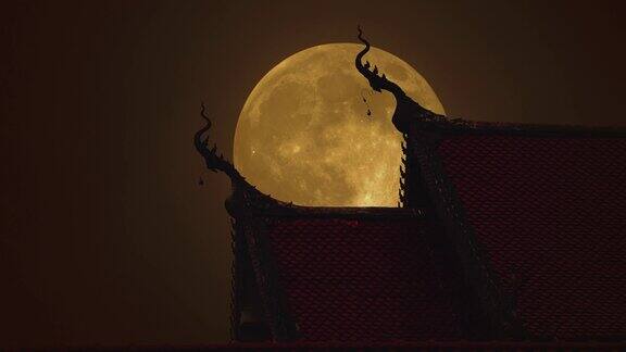 满月之夜泰国寺庙的美丽屋顶