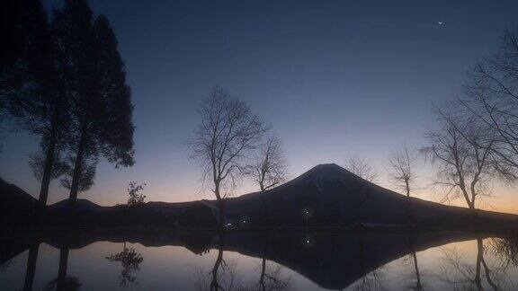 从夜晚到白天的延时:富士山日出藤本Para露营