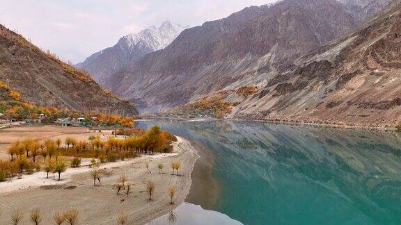 哈尔蒂湖的空中无人机日出场景位于巴基斯坦北部秋季的古尔皮斯-亚辛区或吉尔吉特-巴尔蒂斯坦的哈尔蒂村海拔约2217米