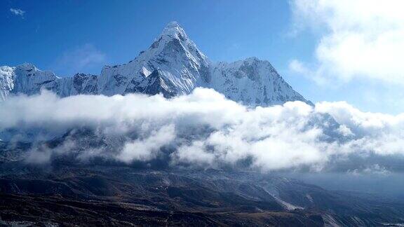 尼泊尔Sagarmatha国家公园的Dingboche定居点附近海拔6814米的山峰AmaDablam珠峰大本营(EBC)徒步路线