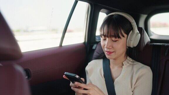 开车旅行时用智能手机放松