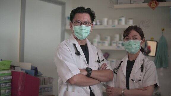 亚洲华人医生看相机肖像在医疗诊所