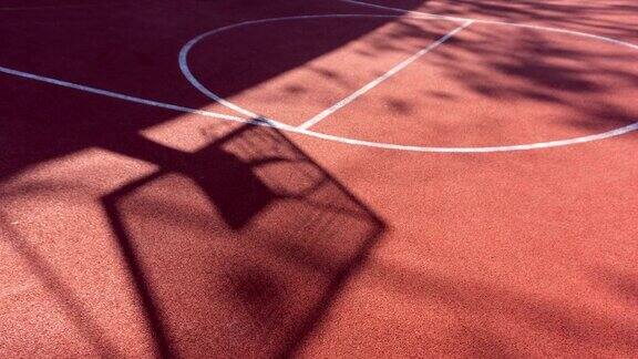篮球场上的影子带着铁链在街球场上