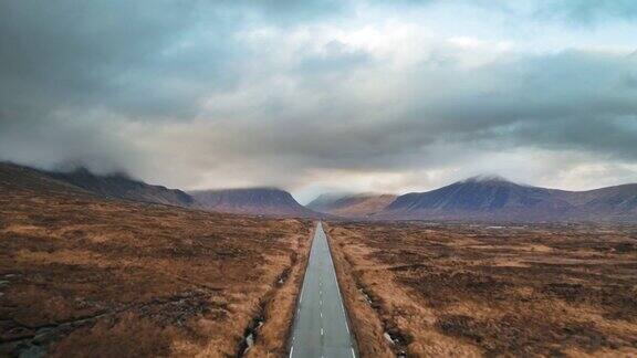 苏格兰高地的一条长长的乡村公路