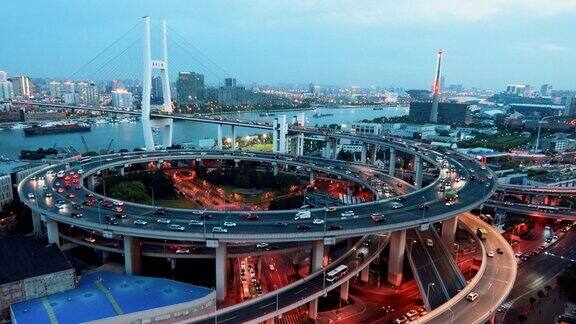 中国上海的高速公路和桥梁