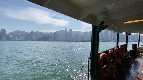 天星小轮在香港维多利亚港尖沙咀码头留下尾流